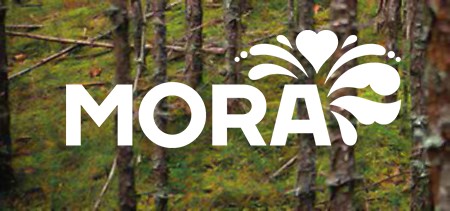 Mora – logotyp vit